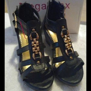 Black mega max wedges sz 6